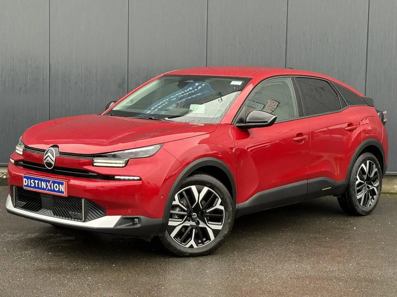 Citroën C4 Hybrid 145 rouge Elixir en 3/4 avant droit, avec jantes alliage et phares LED distinctifs.