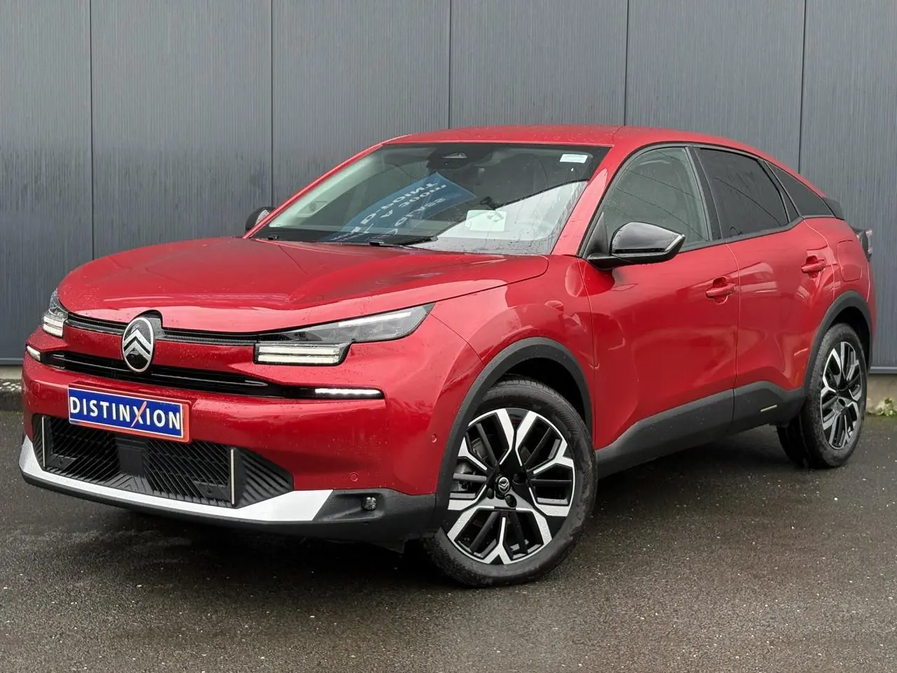 Citroën C4 Hybrid 145 rouge Elixir vue 3/4 avant avec jantes alliage et phares LED distinctifs.