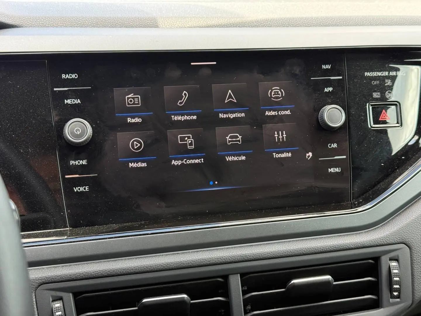 Écran tactile central du tableau de bord du Volkswagen Taigo 2025 avec commandes multimédia et navigation visibles.