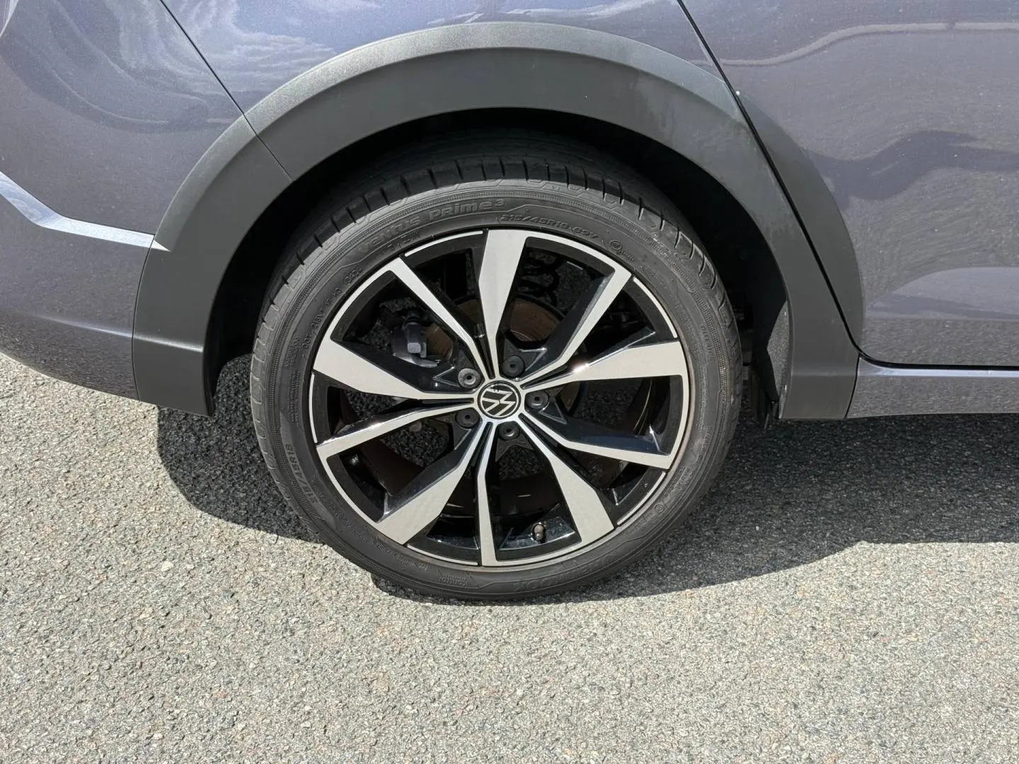 Gros plan sur la roue arrière droite gris Ascot d’un Volkswagen Taigo 2025 avec jante alu bicolore R-Line.