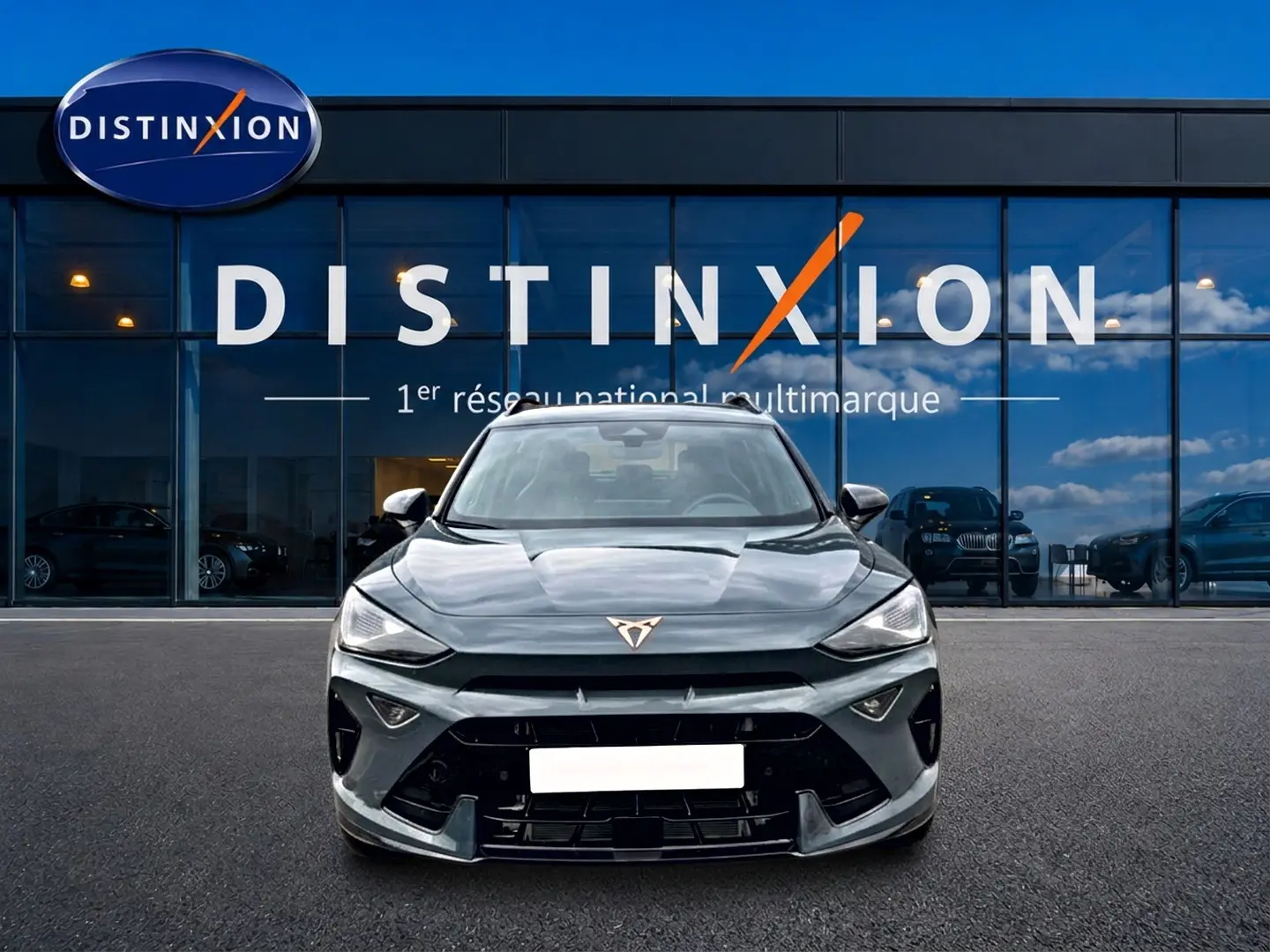 Vue avant d'un CUPRA Formentor 1.5 etsi hybrid bleu fjord, avec calandre et logo distinctifs visibles devant un showroom Distinxion.