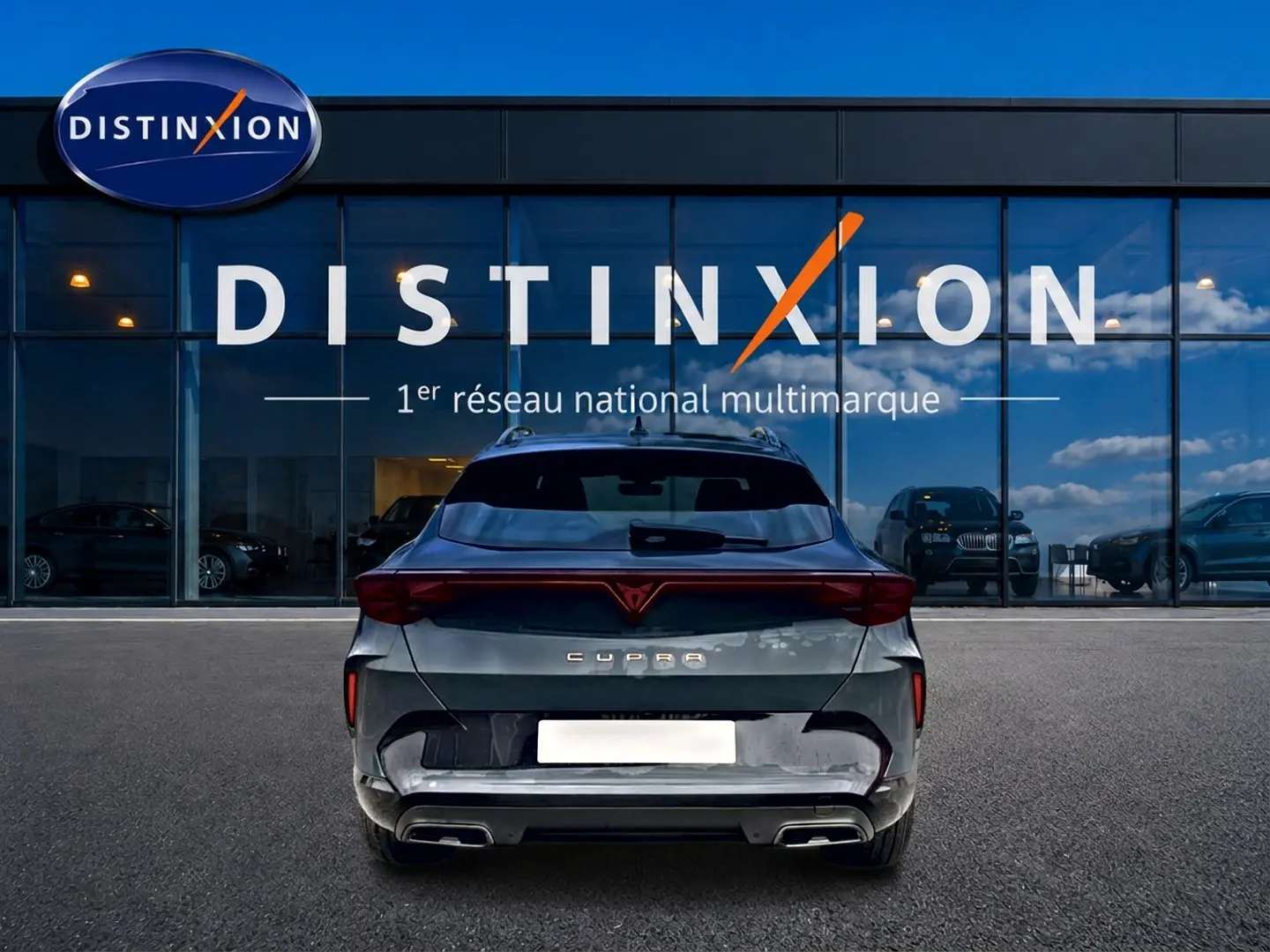 Vue arrière d'une CUPRA Formentor bleu fjord 2026 avec feux arrière LED et double sortie d'échappement.