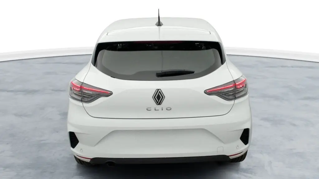 Vue arrière d'une Renault Clio V TCE 90 blanc glacier avec feux arrière Full LED et lunette arrière teintée.
