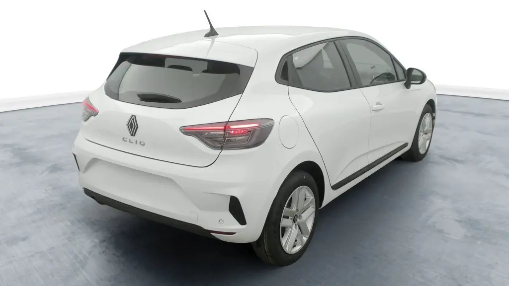 Vue 3/4 arrière droite d'une Renault Clio V blanche Glacier avec feux arrière LED et jantes alliage 16 pouces.