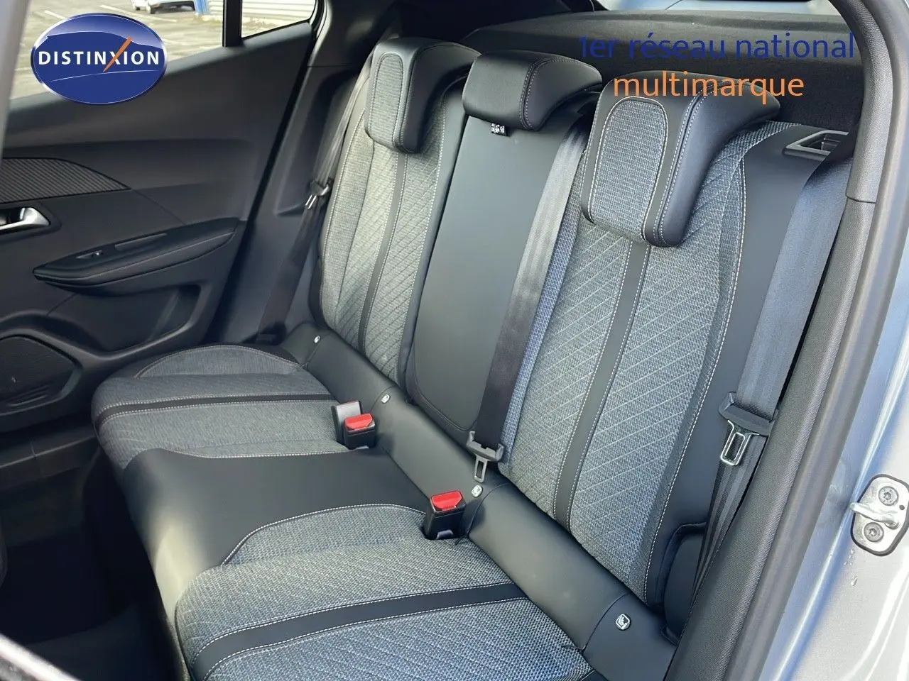 Vue intérieure côté droit des sièges arrière en tissu et cuir noir du Peugeot 2008 gris Artense 2025 finition Allure.