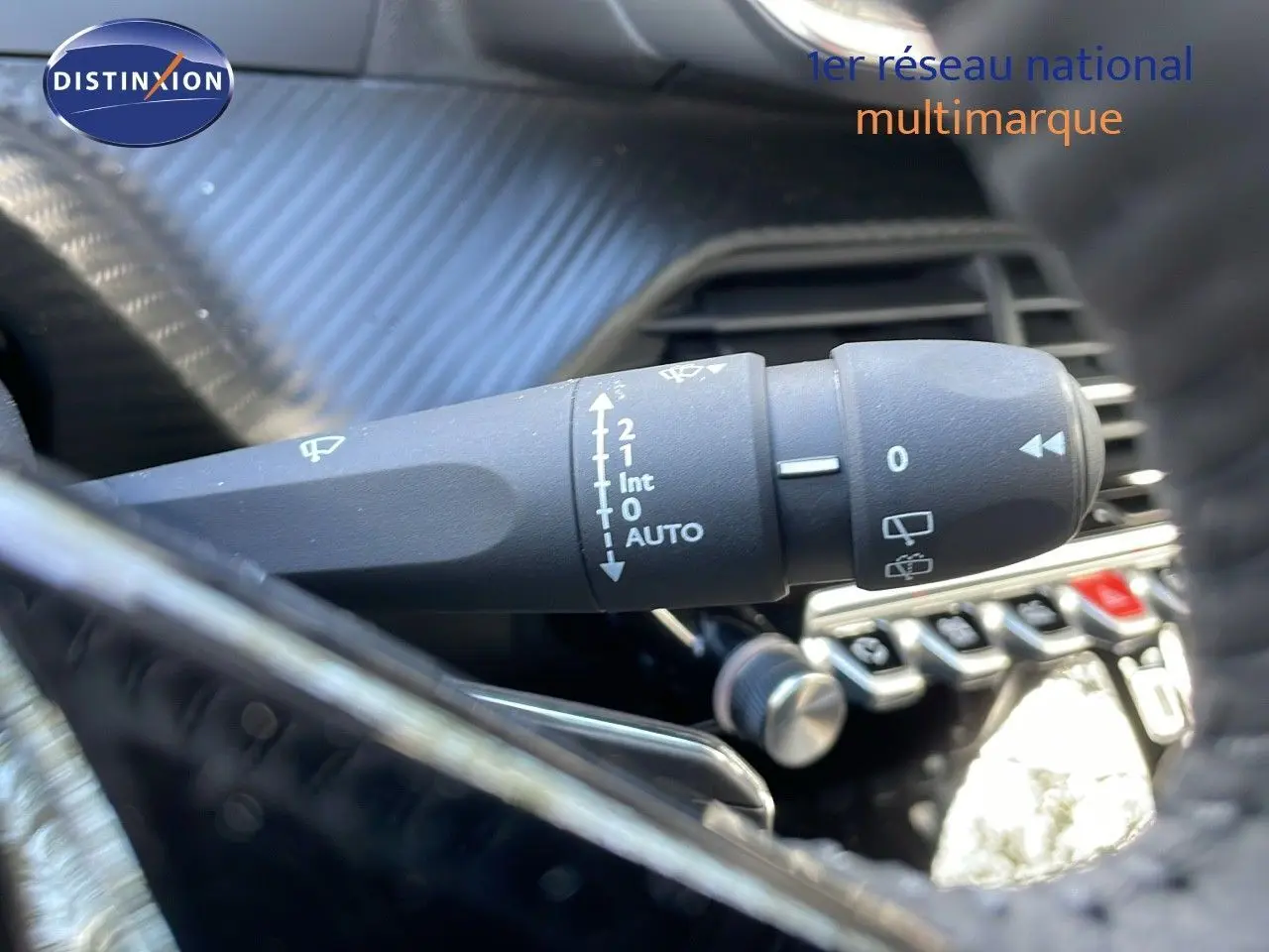 Gros plan sur la commande d'essuie-glace du Peugeot 2008 gris Artense métal, intérieur avec détails de la console.