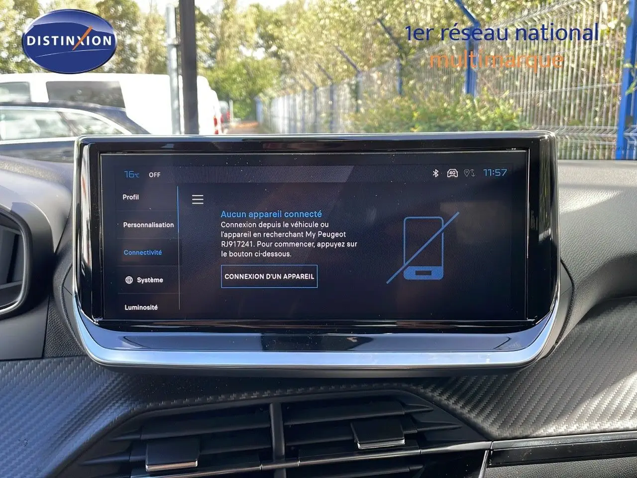 Vue intérieure centrée sur l'écran tactile du tableau de bord du Peugeot 2008 gris Artense Metal 2025.