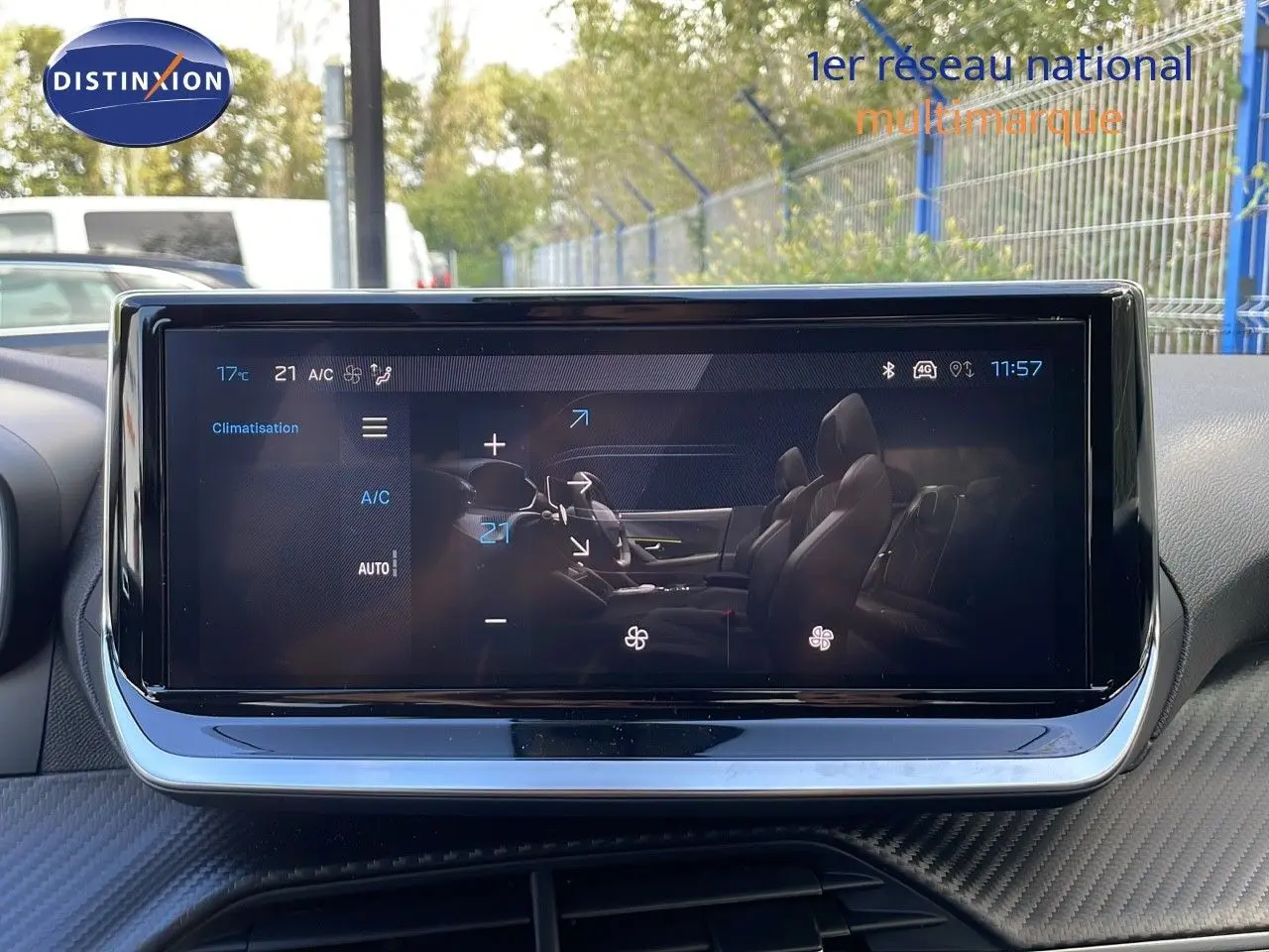 Écran tactile central du Peugeot 2008 2025 affichant la climatisation, avec reflet des sièges en cuir noir.