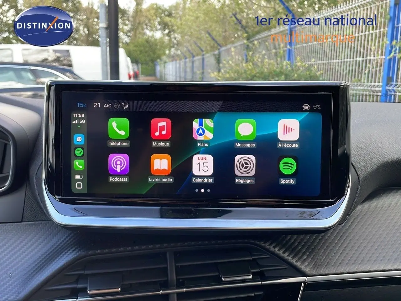Écran tactile central du Peugeot 2008 2025 affichant les applications connectées, avec tableau de bord gris carbone.