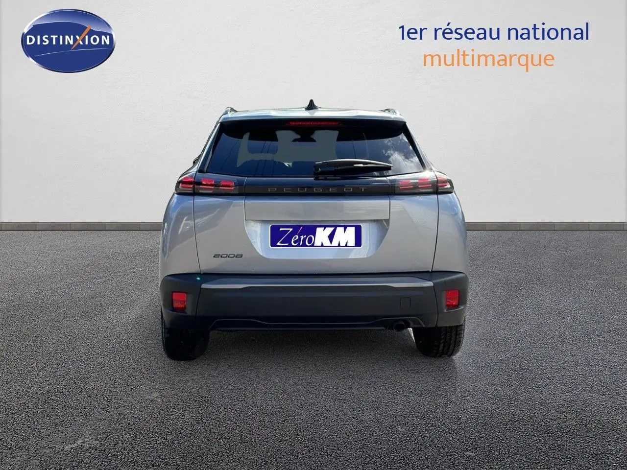 Vue arrière d'un Peugeot 2008 gris Artense métal avec feux LED et hayon fermé sur fond neutre.