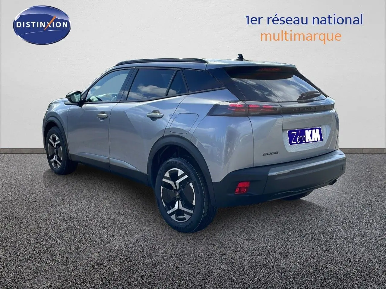 Peugeot 2008 gris Artense métal vue 3/4 arrière droit, avec jantes noires et toit noir contrasté.