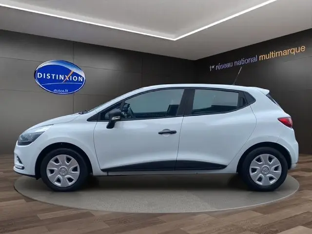 Profil côté gauche d'une Renault Clio IV blanche 2019 en version Société, avec jantes acier et poignées noires.