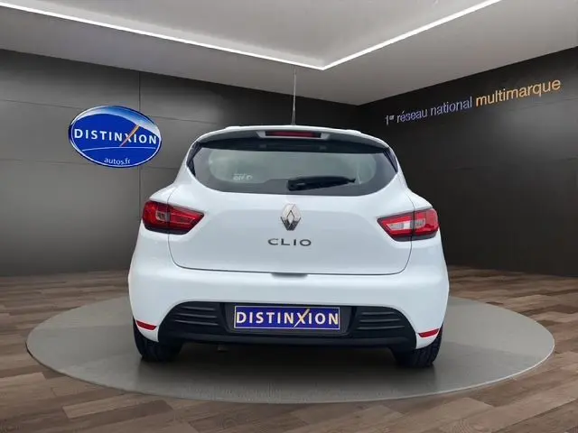 Vue arrière d'une Renault Clio IV blanche 2019 en version Société Diesel, avec feux rouges et logo Renault visibles.