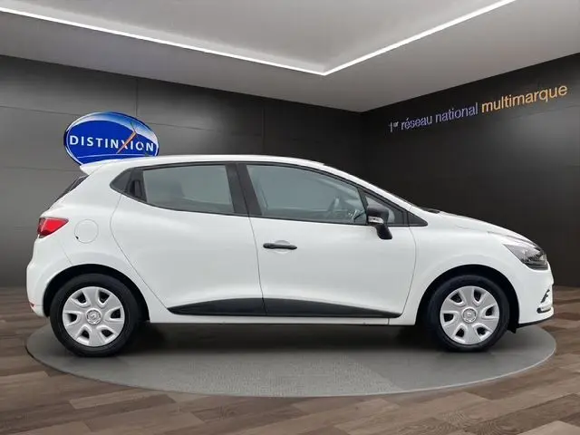 Profil côté gauche d'une Renault Clio IV blanche de 2019 en version Société, avec jantes acier et poignées noires.