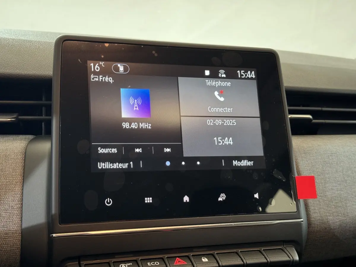 Écran tactile central de 17,8 cm affichant radio et téléphone dans l'habitacle d'une Renault Clio gris clair 2025.