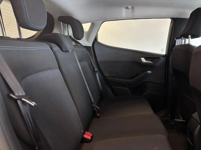 Vue intérieure côté droit des sièges arrière noirs de la Ford Fiesta 2022 Fashion Gris Magnetic avec appuie-têtes réglables.