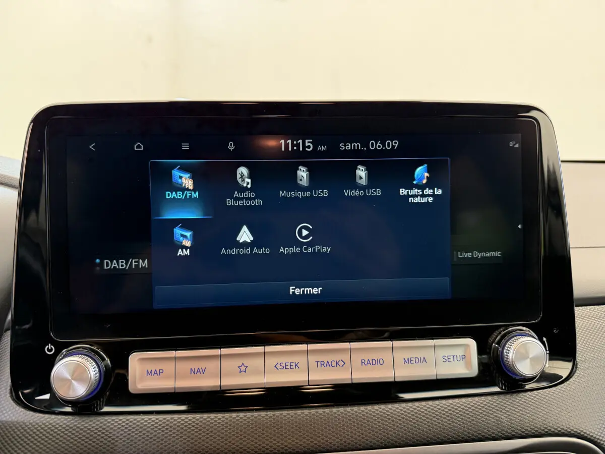 Écran tactile central du tableau de bord du Hyundai Kona gris clair 2022, affichant les options multimédia.