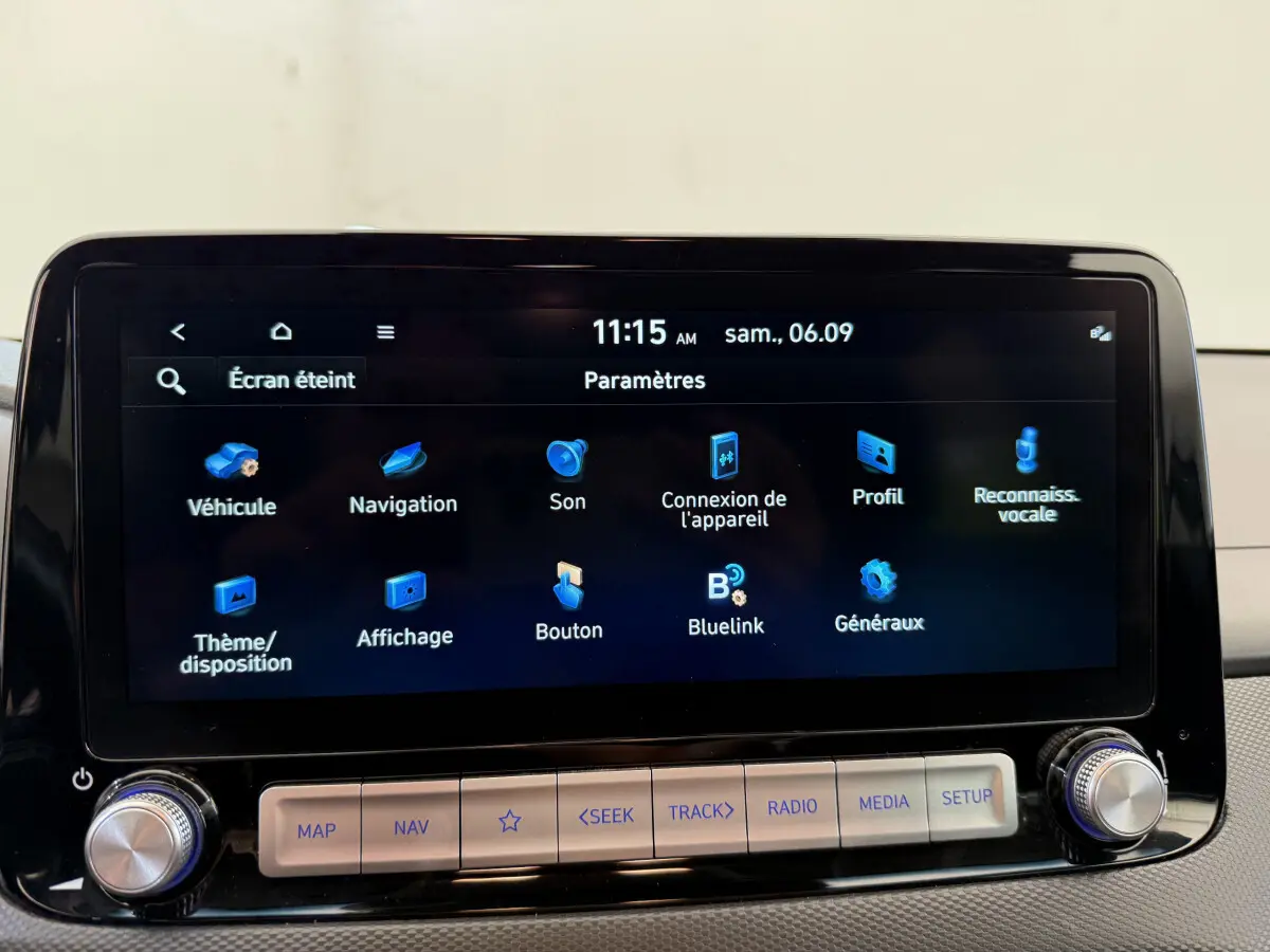 Écran tactile central allumé du Hyundai Kona électrique 2022, affichant le menu des paramètres en intérieur.