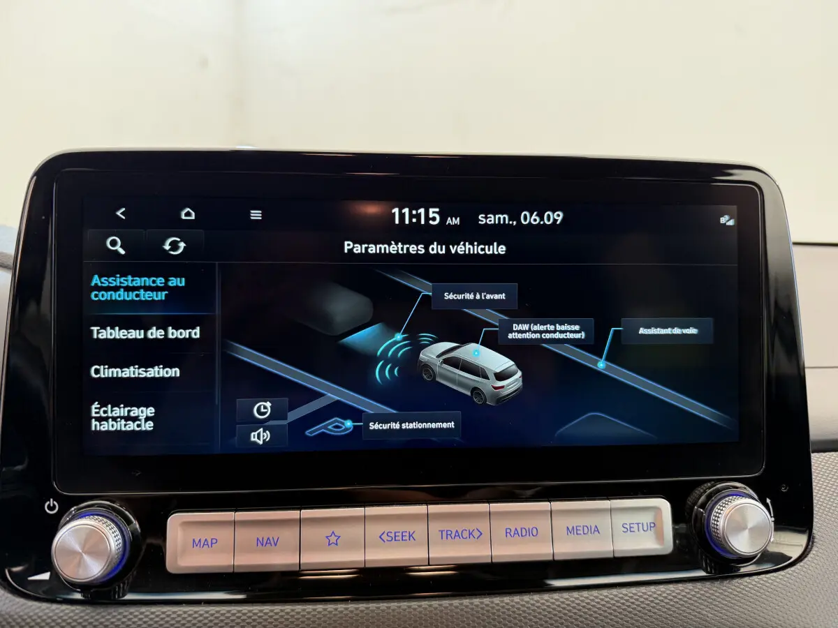 Écran tactile central du Hyundai Kona électrique 2022 affichant les paramètres d'assistance au conducteur.