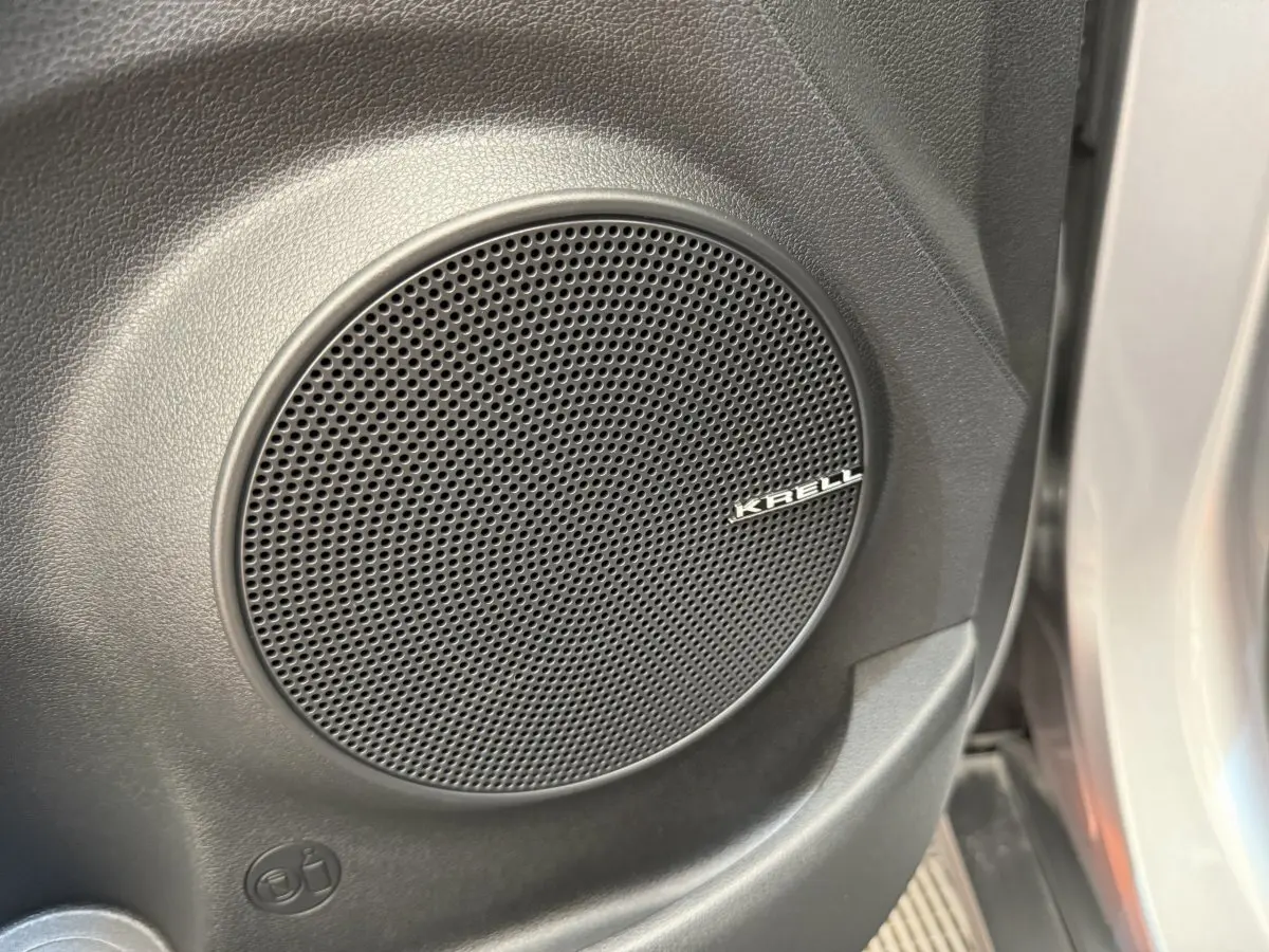 Gros plan sur l'enceinte Krell intégrée à la porte côté conducteur du Hyundai Kona gris clair électrique 2022.