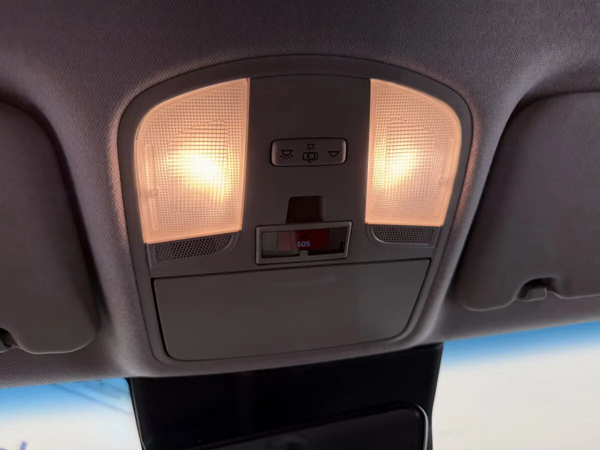 Plafonnier intérieur allumé avec bouton SOS visible dans l'habitacle d'un Hyundai Kona gris clair électrique 2022