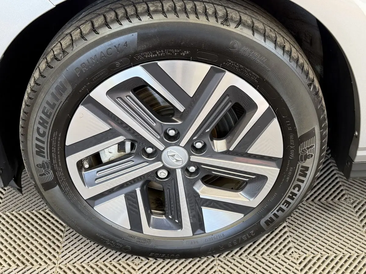Gros plan sur la roue avant droite gris clair d'un Hyundai Kona électrique avec jante aluminium et pneu Michelin.