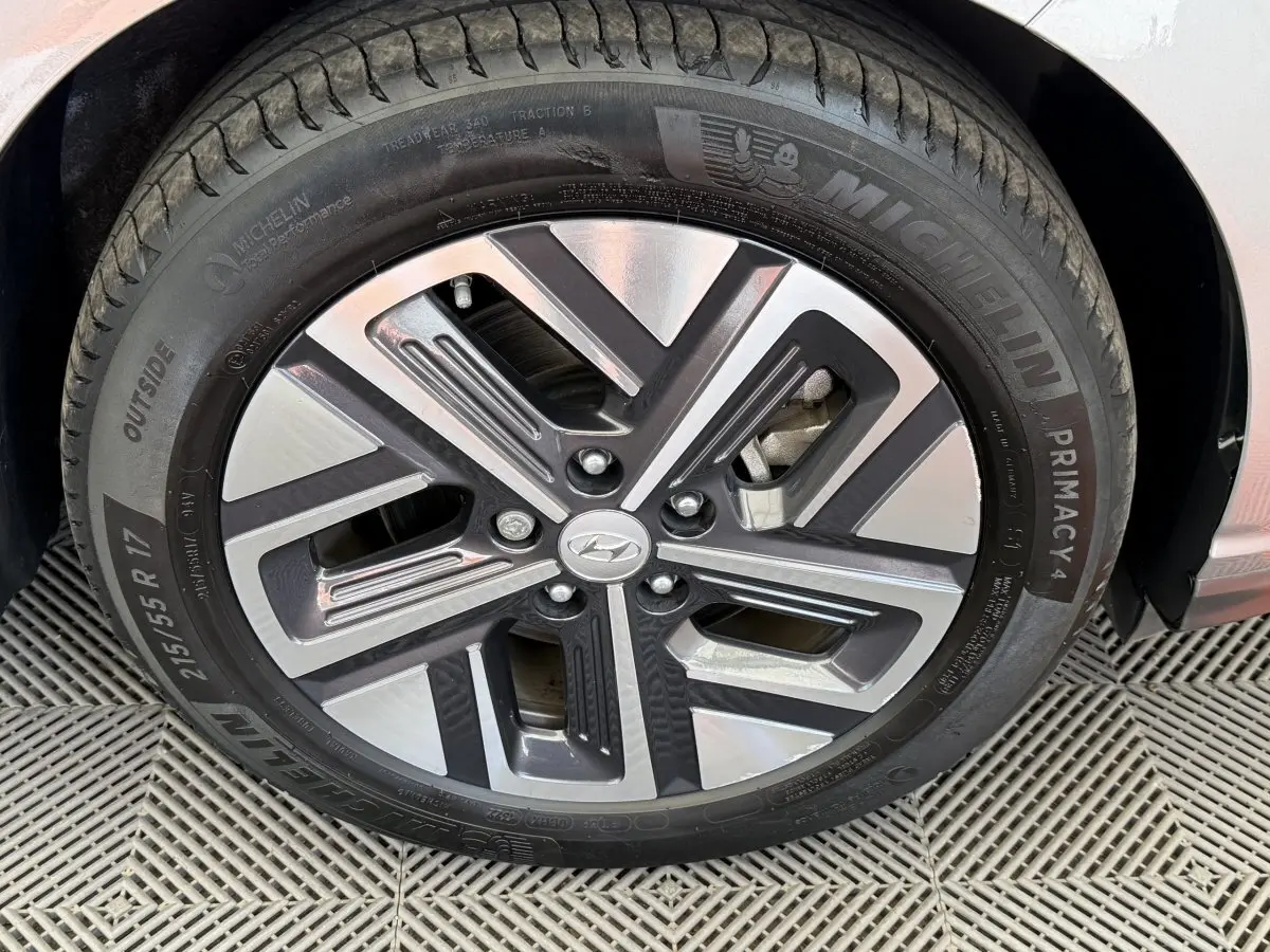 Gros plan sur la jante alliage gris et noir du Hyundai Kona électrique 2022, avec pneu Michelin Primacy 4 visible.