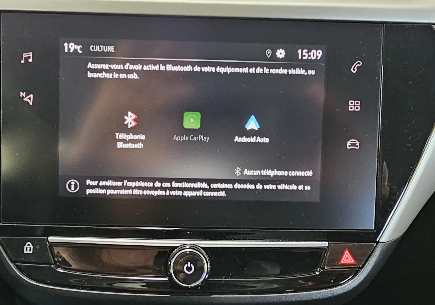 Écran tactile central de l’Opel Corsa 2022 affichant les options Bluetooth, Apple CarPlay et Android Auto, entouré d’un cadre noir brillant.