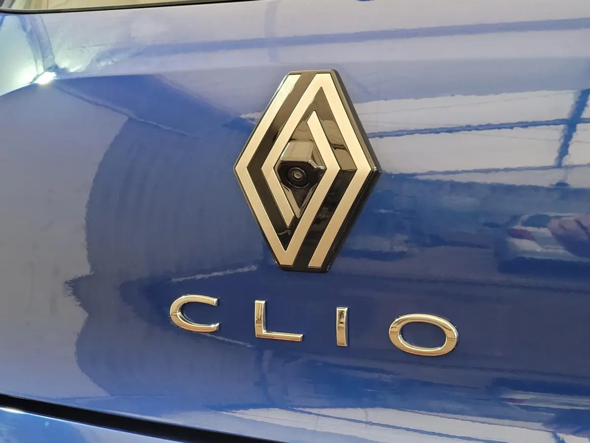 Gros plan sur le logo Renault avec caméra intégrée sur le coffre bleu d'une Clio Evolution Blue dCi 100 -25.