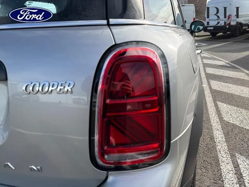 Gros plan sur le feu arrière droit et l’inscription Cooper d’une MINI Countryman 2023 couleur Melting Silver III.