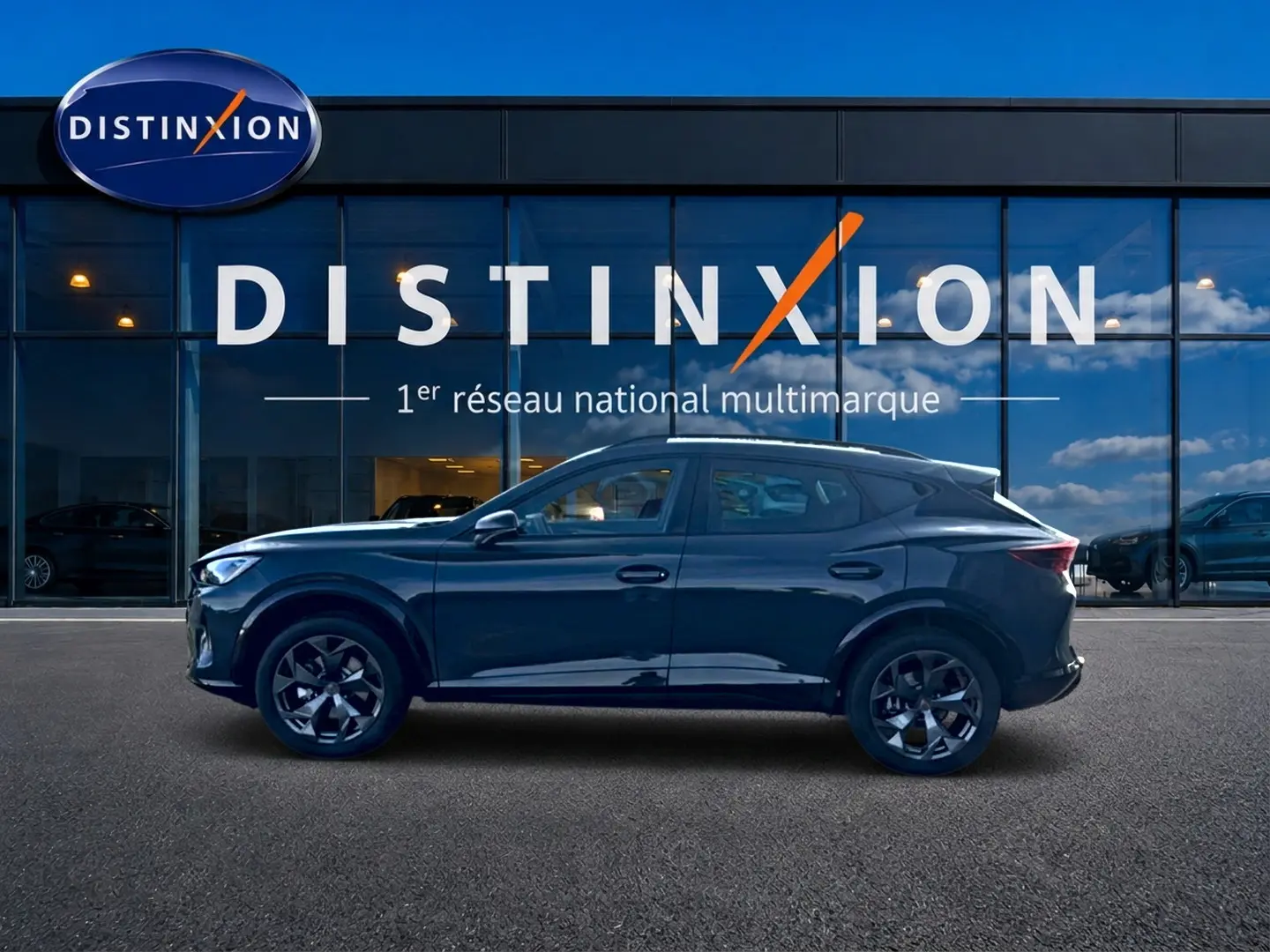 Vue de profil côté gauche d'un CUPRA Formentor 1.5 etsi hybrid bleu fjord garé devant une vitrine Distinxion.