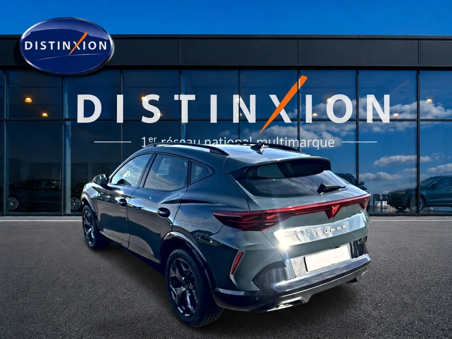 Vue 3/4 arrière droite d'un CUPRA Formentor bleu fjord 2026 avec feux arrière LED et jantes noires.