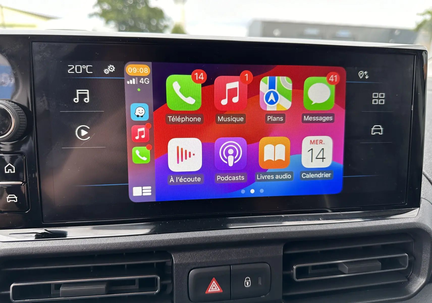 Écran tactile central du Peugeot Partner Fourgon blanc 2024 affichant les applications de communication et musique.