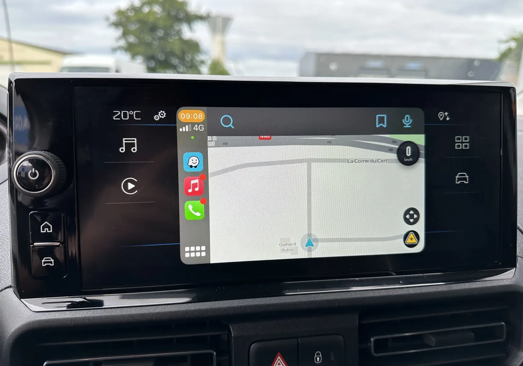 Écran tactile central du Peugeot Partner Fourgon blanc 2024 affichant la navigation et commandes multimédia.