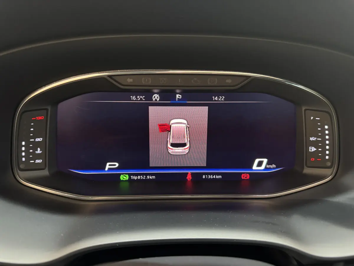 Affichage numérique du tableau de bord du SEAT Ateca 2019 montrant une porte ouverte côté gauche et la vitesse à zéro.