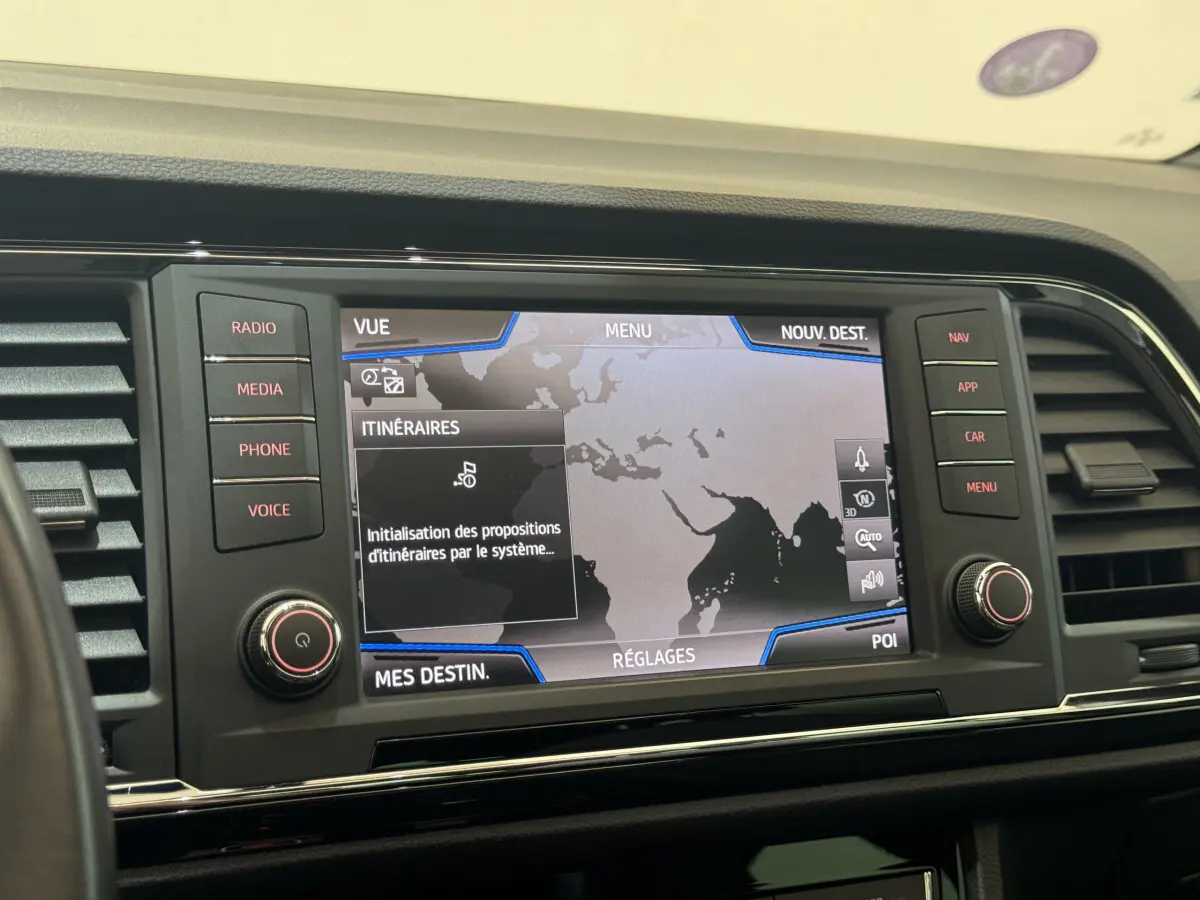 Écran tactile central du système de navigation du SEAT Ateca gris clair, vue rapprochée de la console.