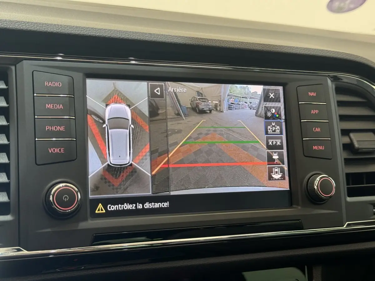Écran tactile du système de caméra 360° montrant la vue arrière et la top-down du SEAT Ateca gris clair.
