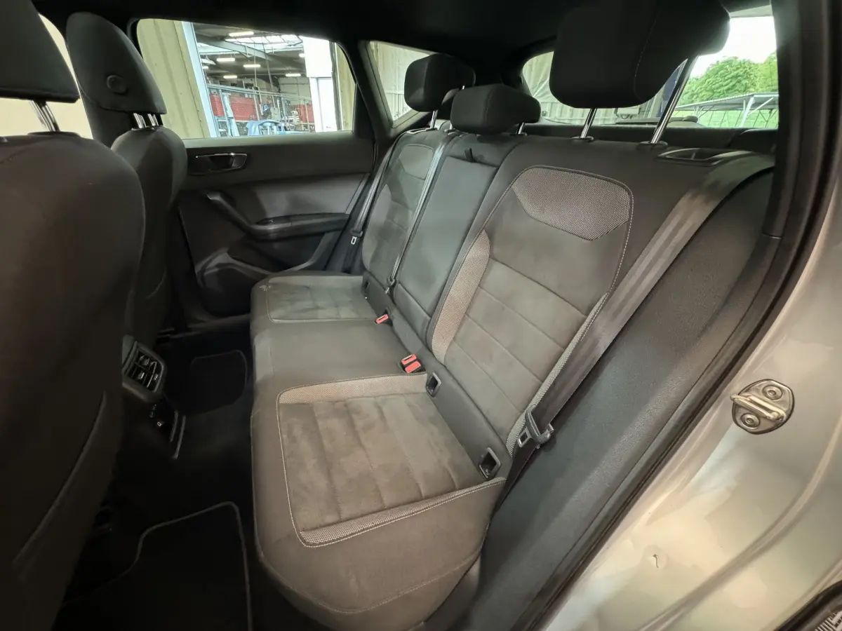 Vue côté droit sur la banquette arrière grise du SEAT Ateca 2019 avec sièges en tissu et ceinture de sécurité visible.