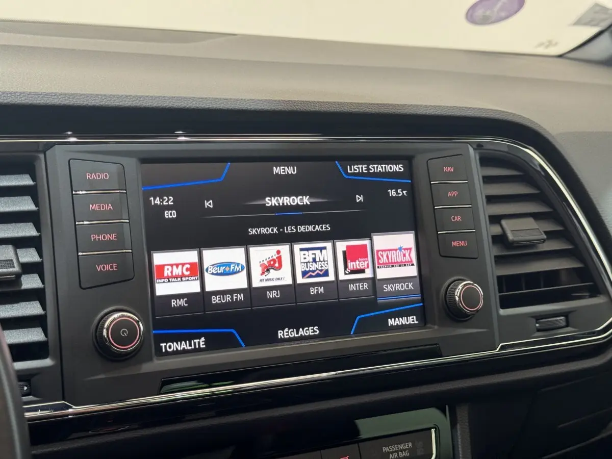 Écran tactile central du tableau de bord du SEAT Ateca 2019, affichant les stations radio avec commandes autour.