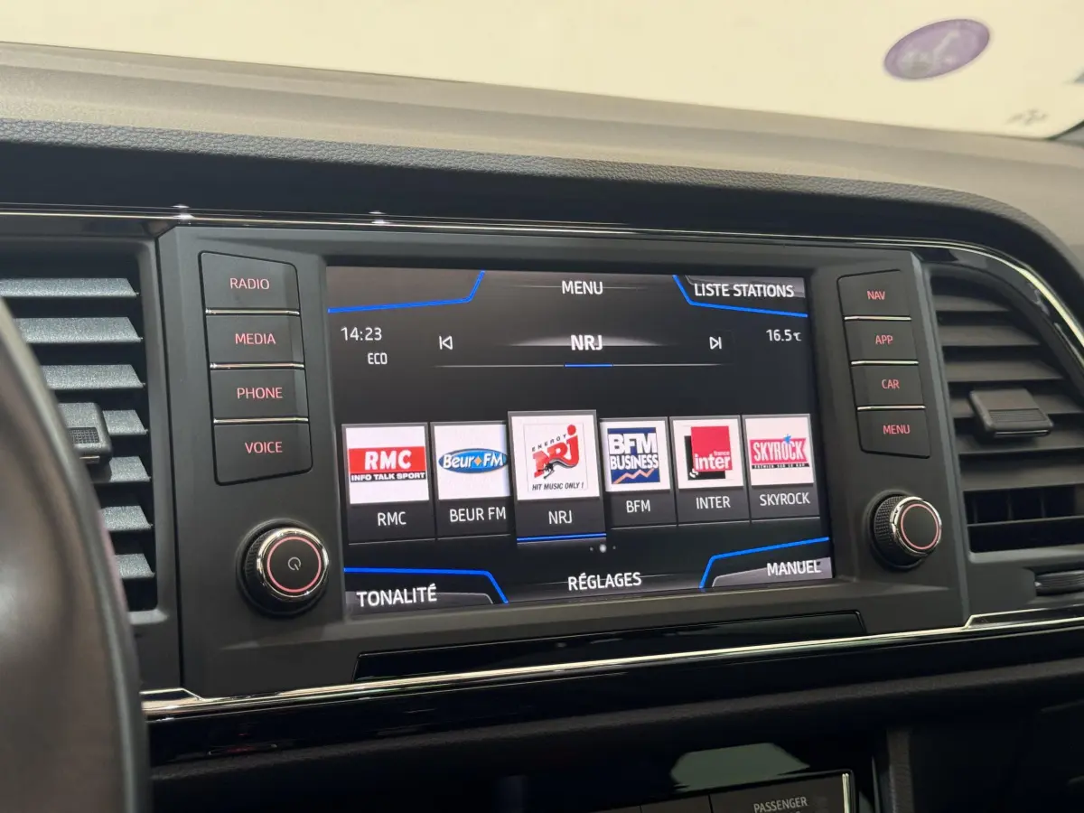 Gros plan sur l'écran tactile multimédia du tableau de bord du SEAT Ateca 2019 avec menu radio affiché.