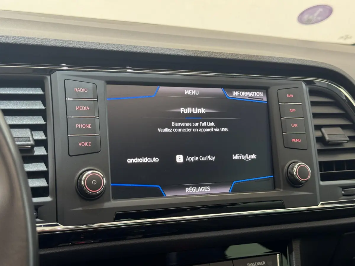 Écran tactile central du tableau de bord du SEAT Ateca 2019, affichant les options Apple CarPlay et Android Auto.