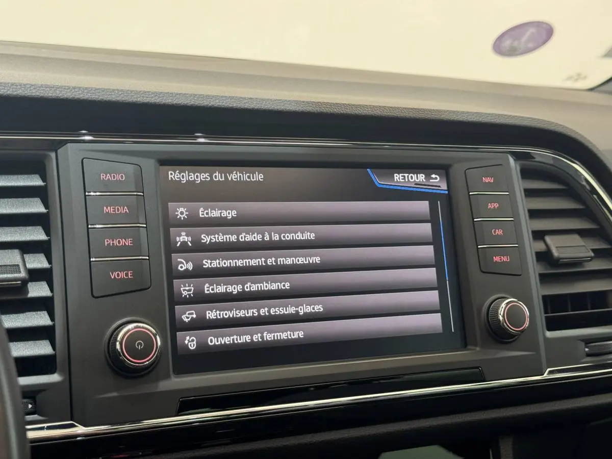 Écran tactile central du tableau de bord du SEAT Ateca gris clair, affichant les réglages du véhicule.