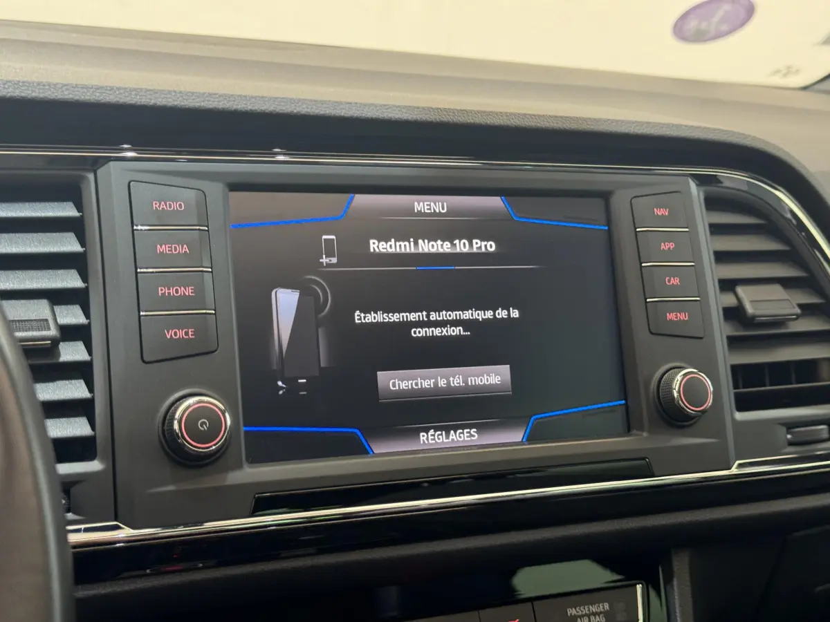 Écran tactile central du tableau de bord du SEAT Ateca gris clair, affichant la connexion d'un Redmi Note 10 Pro