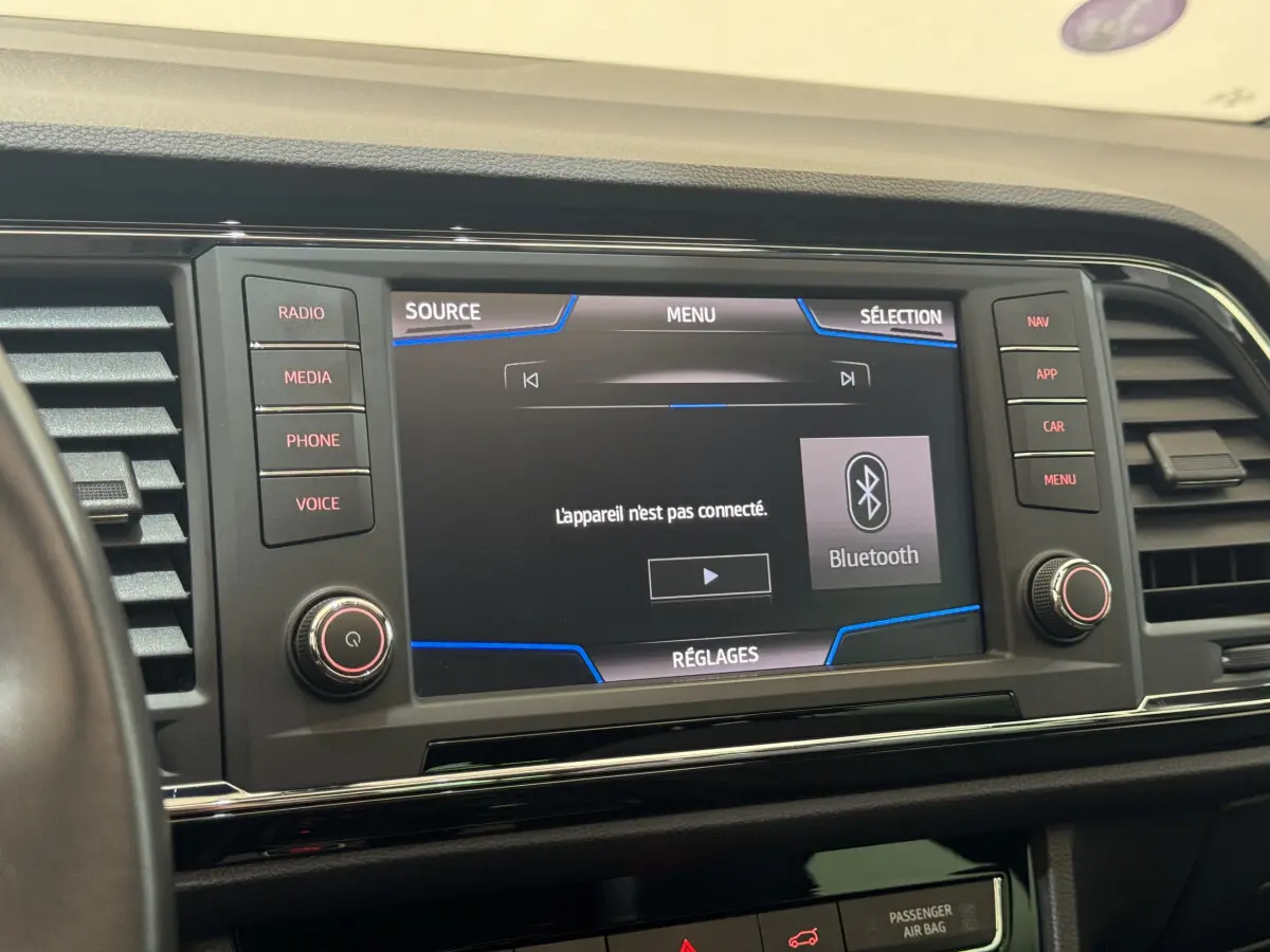 Écran tactile central du tableau de bord du SEAT Ateca 2019 affichant le menu Bluetooth, entouré de boutons fonctionnels.