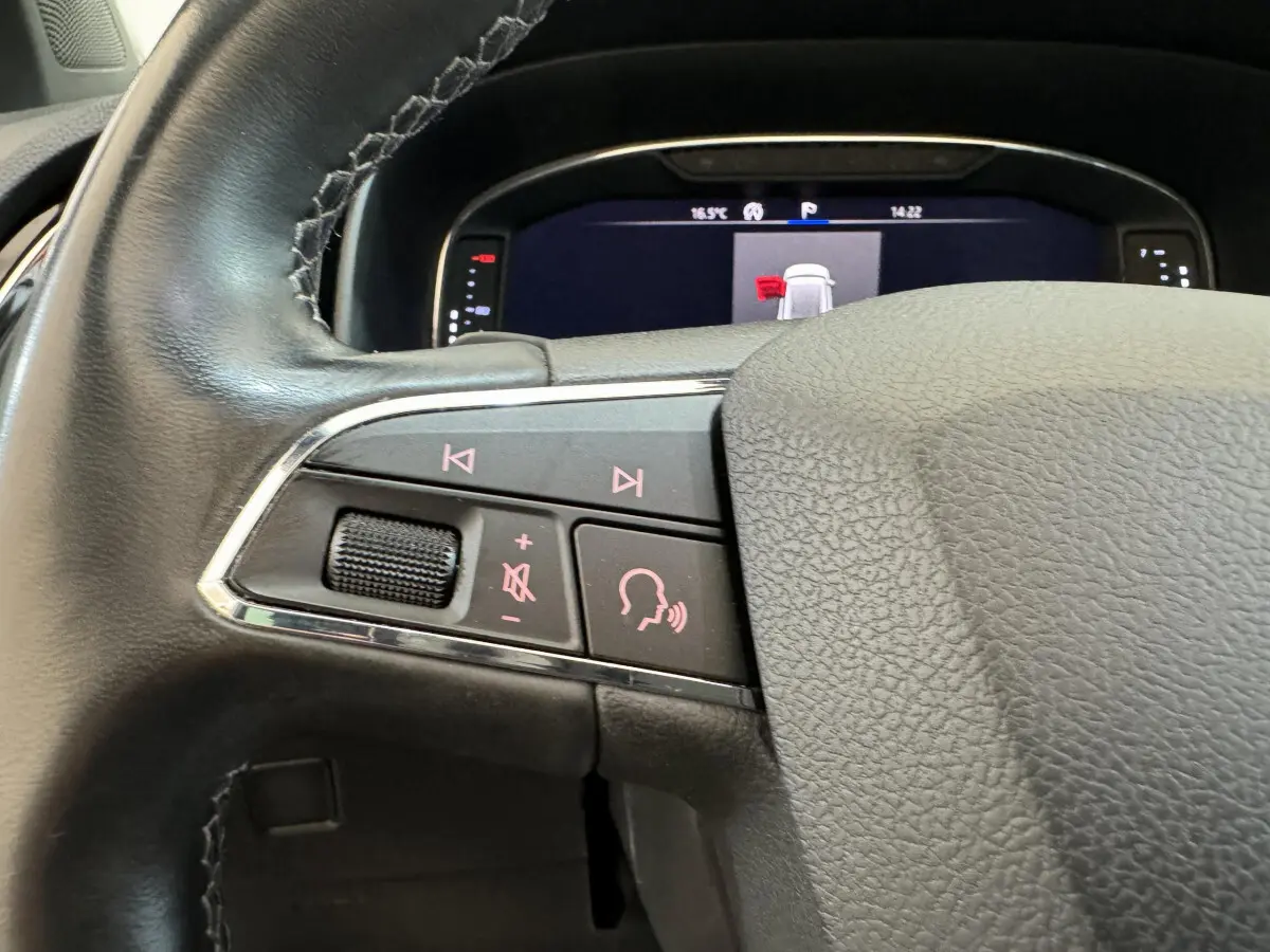 Gros plan sur les commandes vocales et volume du volant cuir noir du SEAT Ateca 2019 avec tableau de bord digital visible.