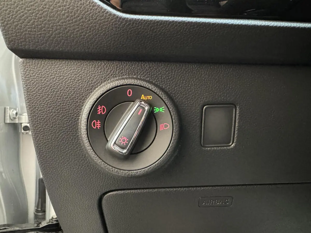 Gros plan sur le bouton de commande des phares dans l'habitacle du SEAT Ateca gris clair 2019.