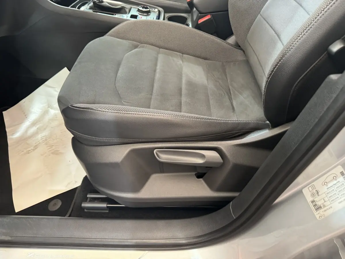 Gros plan sur le siège conducteur gris foncé du SEAT Ateca Xcellence 2019, avec seuil de porte gris clair visible.