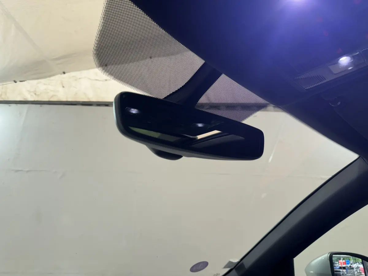 Rétroviseur intérieur noir avec capteurs intégrés, vue depuis l'habitacle d'un SEAT Ateca gris clair 2019.