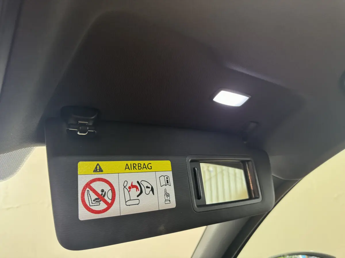 Détail du pare-soleil côté conducteur avec avertissement airbag et miroir éclairé dans un SEAT Ateca gris clair 2019.