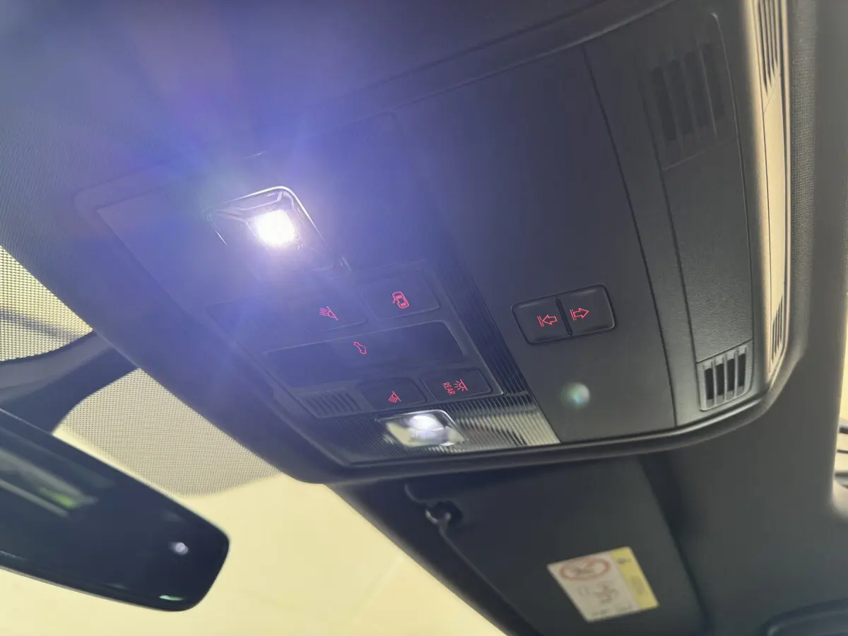 Vue intérieure du toit ouvrant et du panneau de commandes lumineuses du SEAT Ateca gris clair 2019.